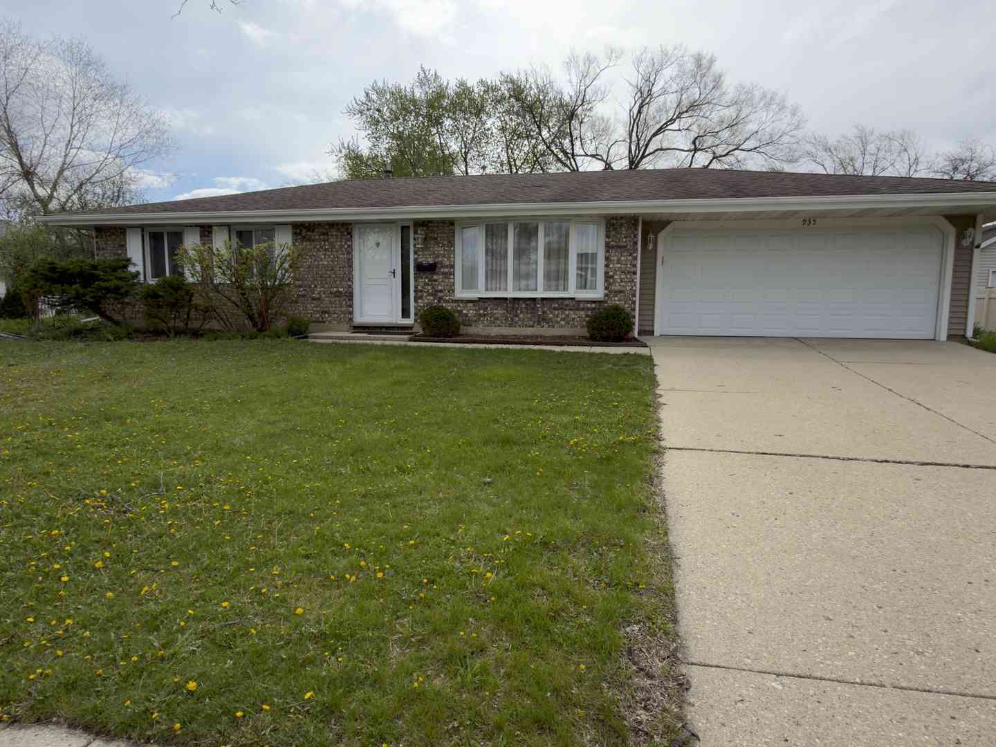 Homes For Sale - 935 S Cedarcrest Drive<br/> Schaumburg, IL 60193