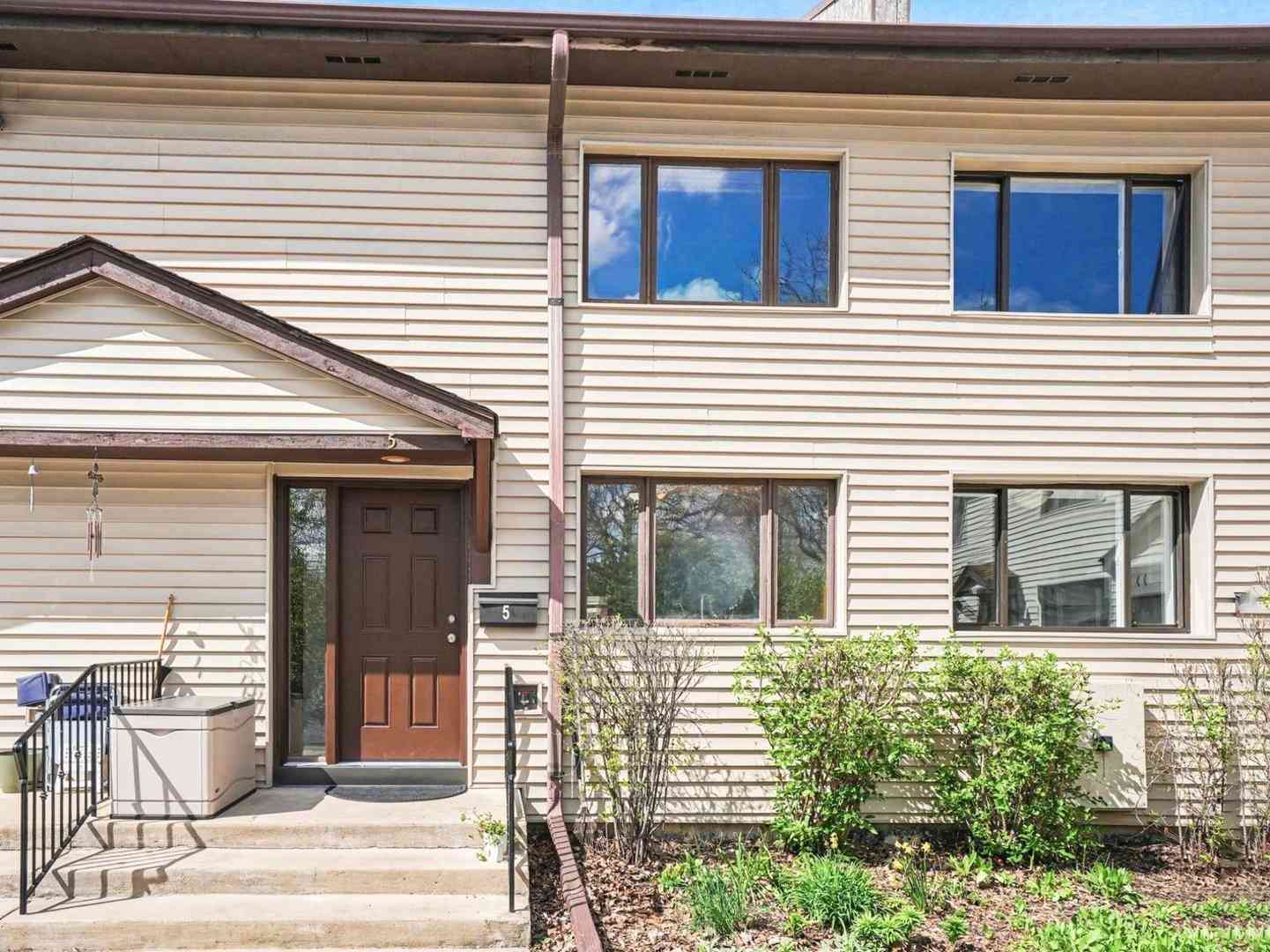 Homes For Sale - 4735 Yender Avenue #5<br/> Lisle, IL 60532