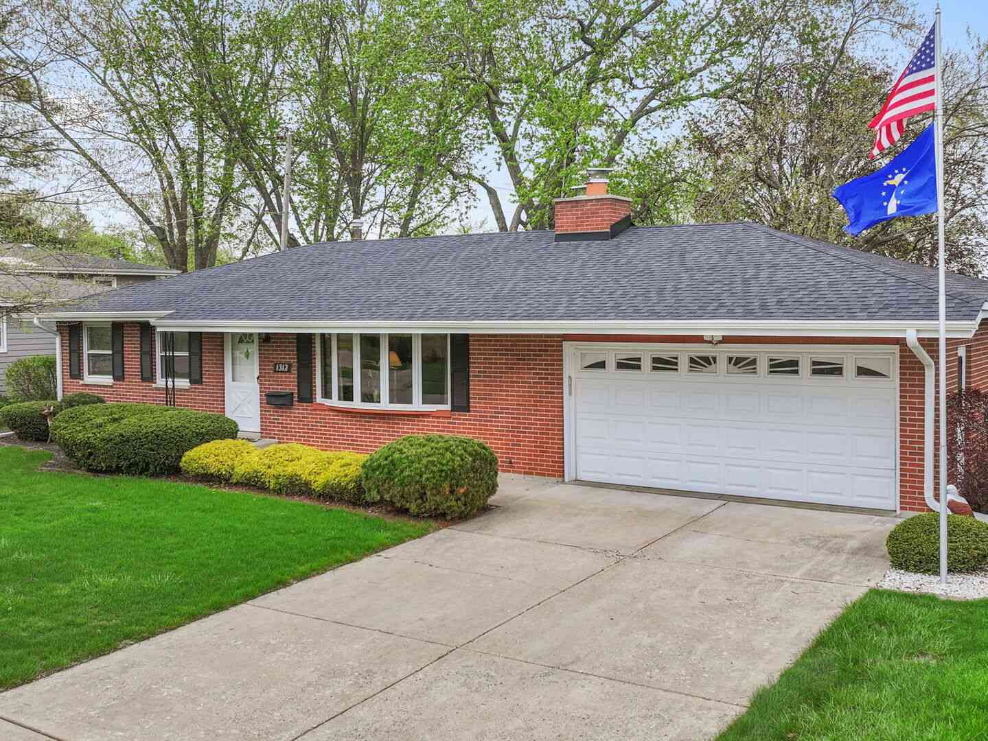 Homes For Sale - 1312 Royal Drive<br/> Kane County, Montgomery, IL 60538