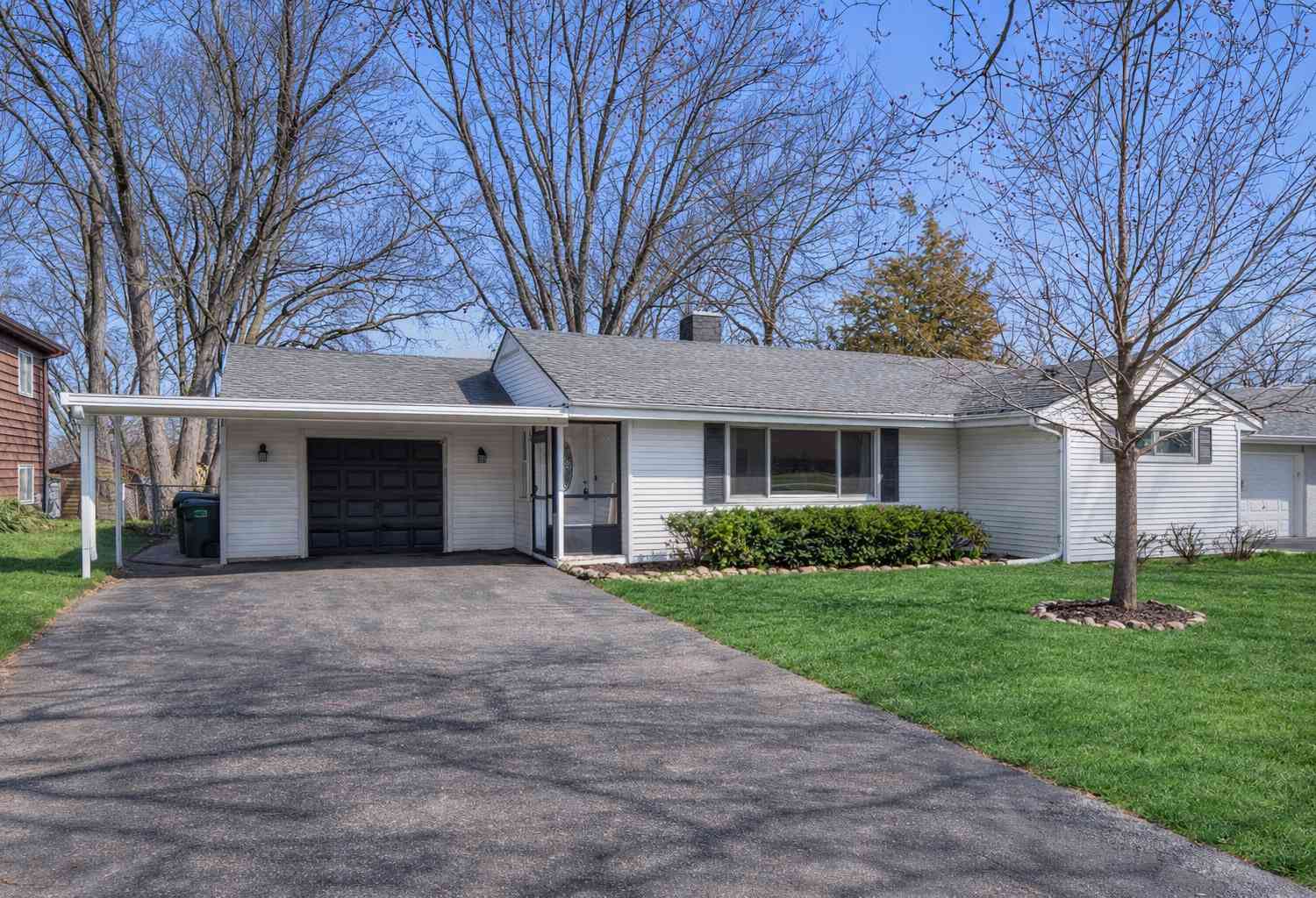 Homes For Sale - 933 N Midlothian Road<br/> Mundelein, IL 60060
