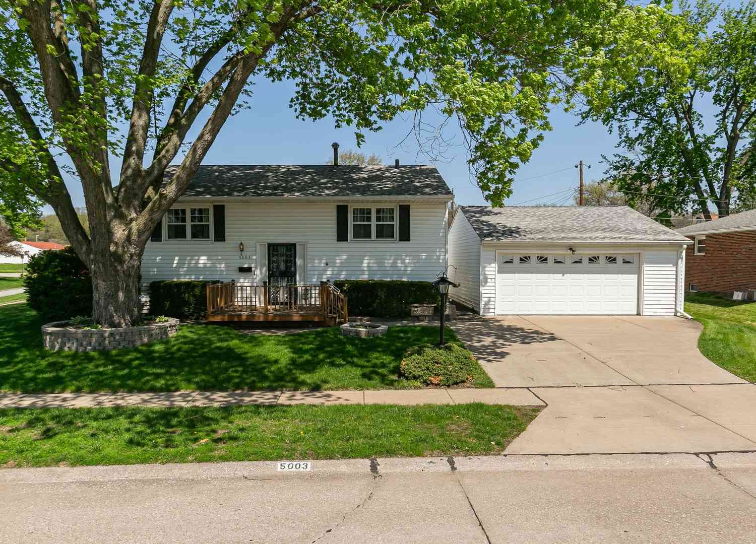 Homes For Sale - 5003 45th Avenue Court<br/> Moline, IL 61265