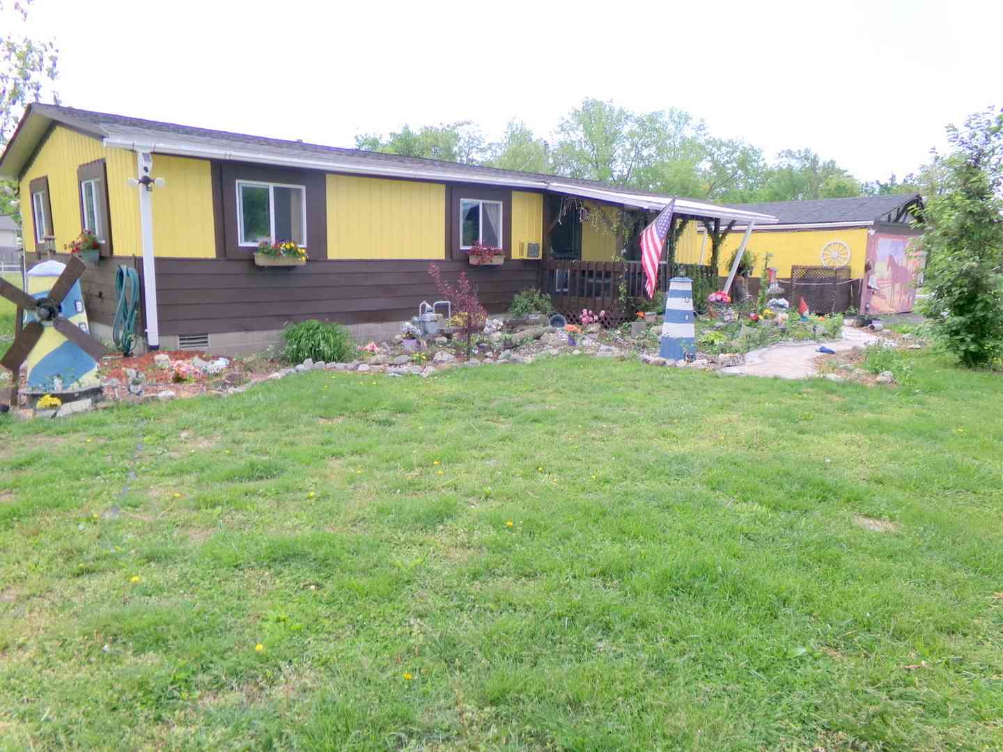 Mobile Home For Sale - 1104 Van Buren Avenue<br/> Marion County, Sandoval, IL 62882
