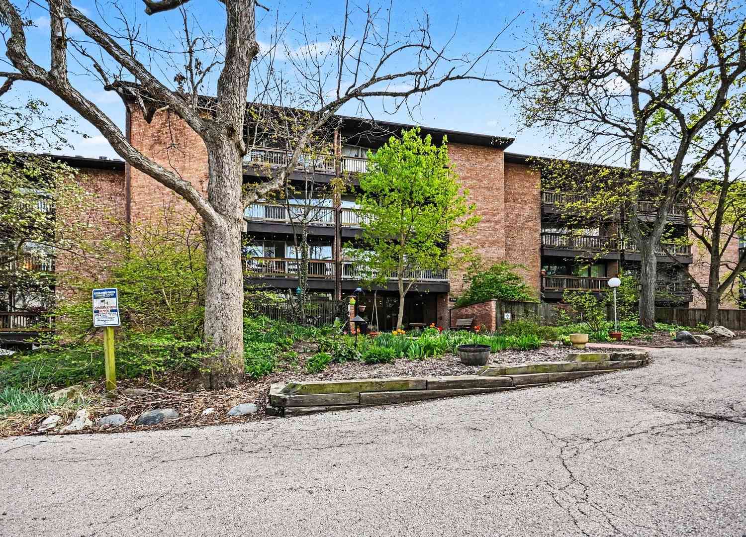 Homes For Sale - 5700 Hillcrest Lane #3L<br/> Lisle, IL 60532