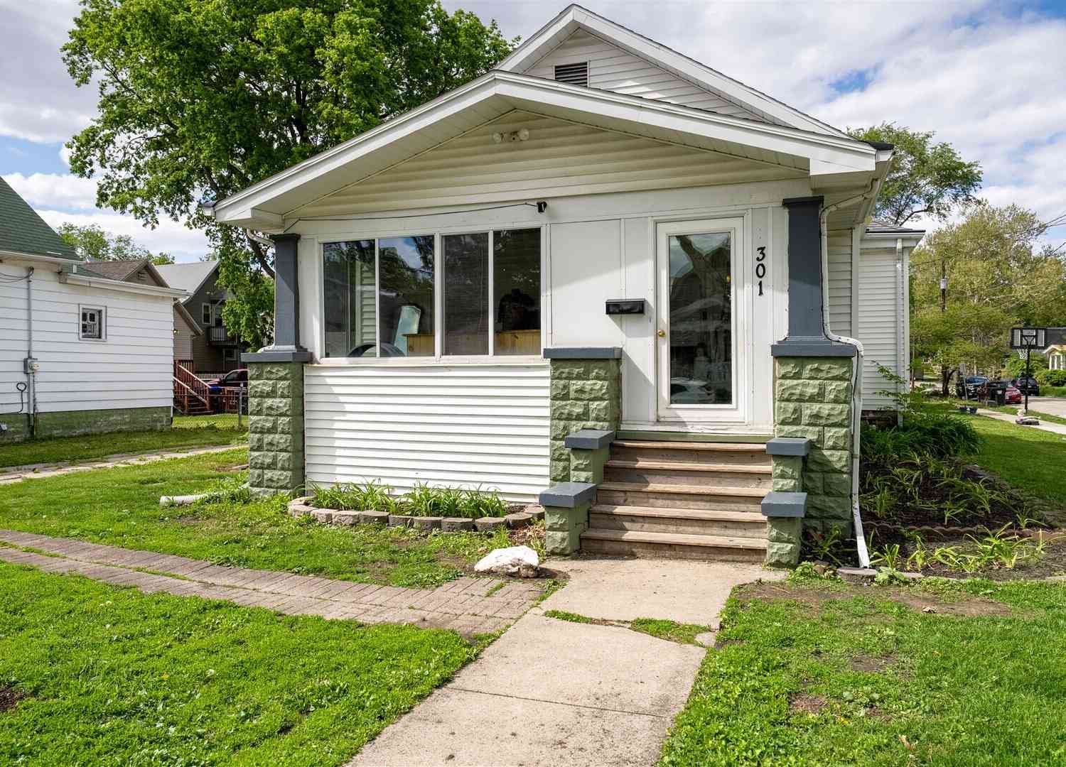 Homes For Sale - 301 W Graham Street<br/> Mclean County, Bloomington, IL 61701