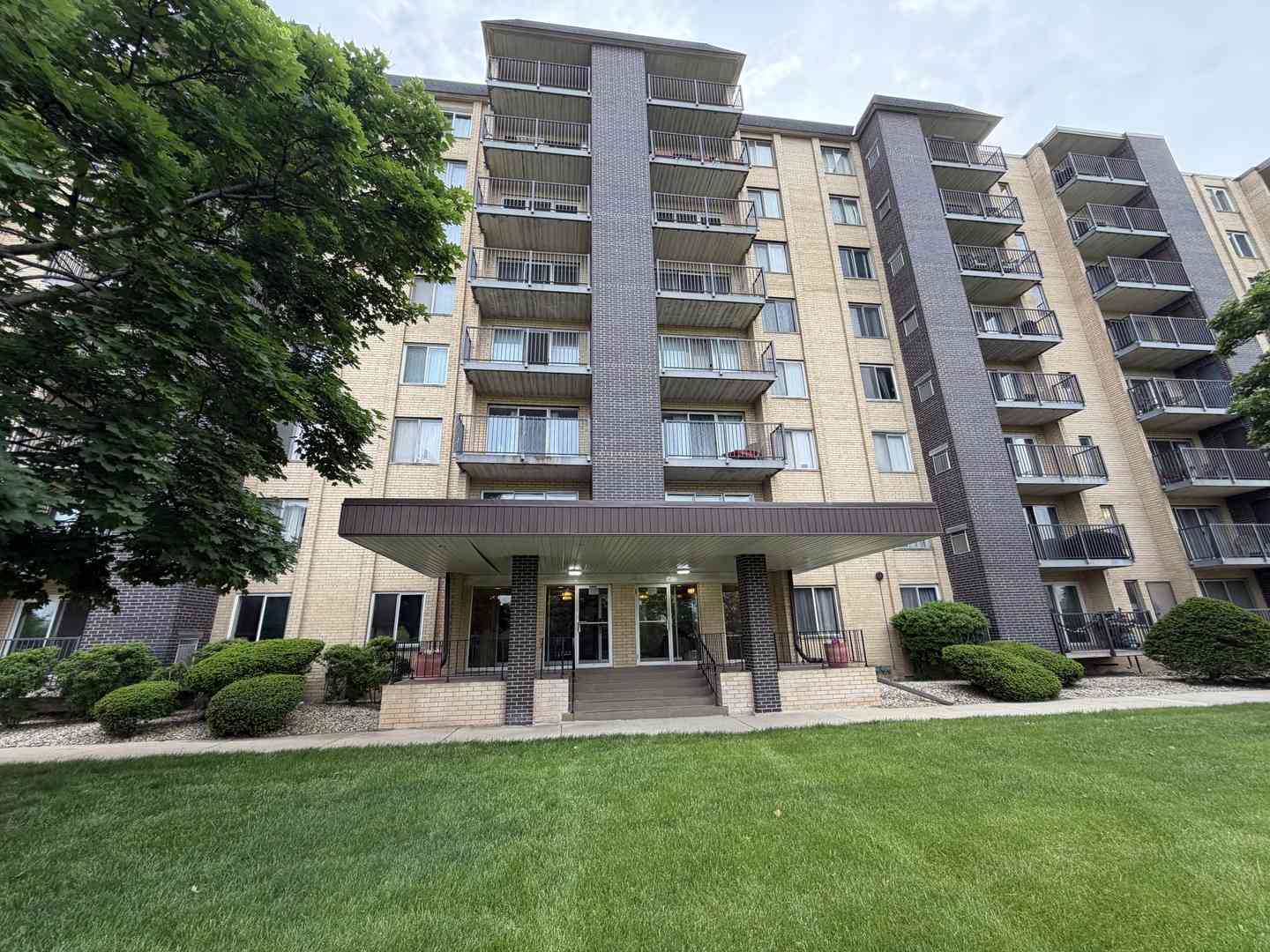 Homes For Sale - 5400 Walnut Avenue #803<br/> Downers Grove, IL 60515