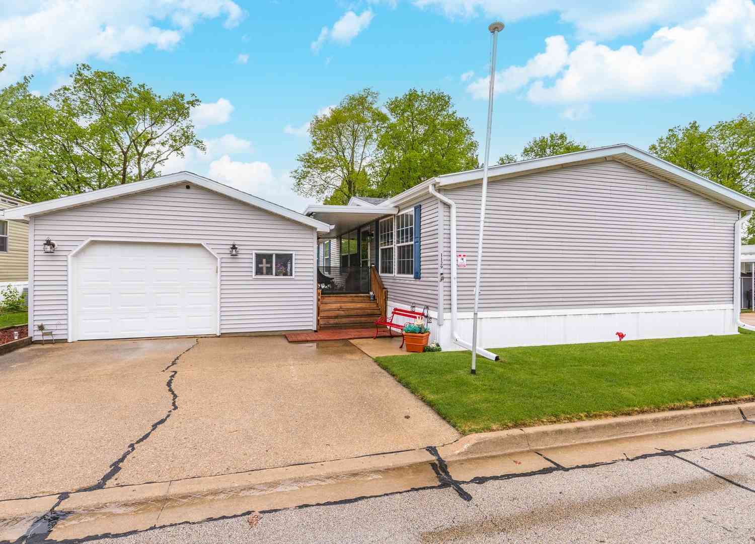 Mobile Home For Sale - 1129 11th Street<br/> Bloomington, IL 61704