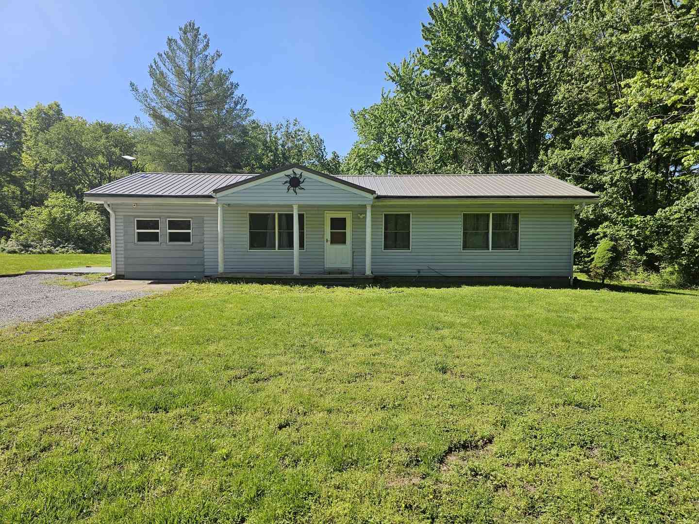 Homes For Sale - 450 W Saddle Club Road<br/> Bonnie, IL 62816