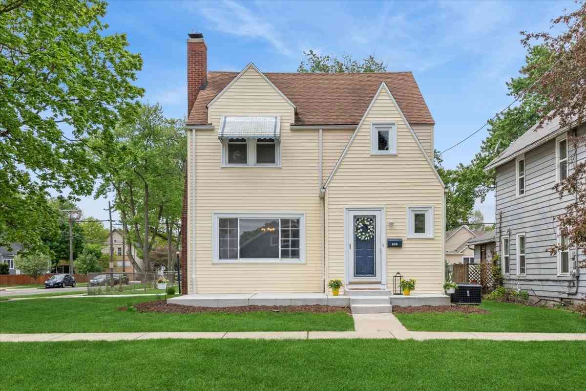 Homes For Sale - 747 Watson Street<br/> Kane County, Aurora, IL 60505