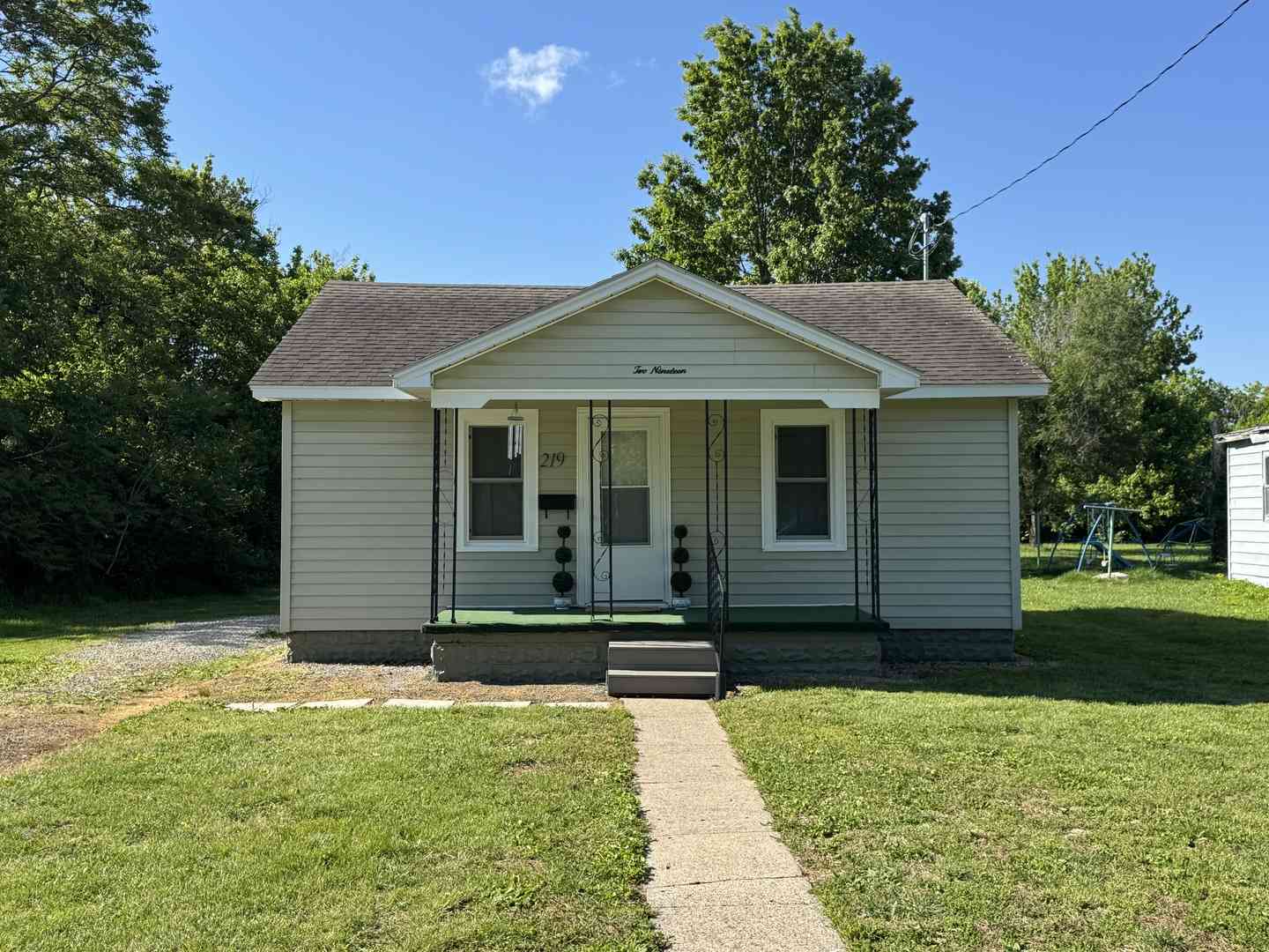 Homes For Sale - 219 W 7th Street<br/> Clay County, Flora, IL 62839