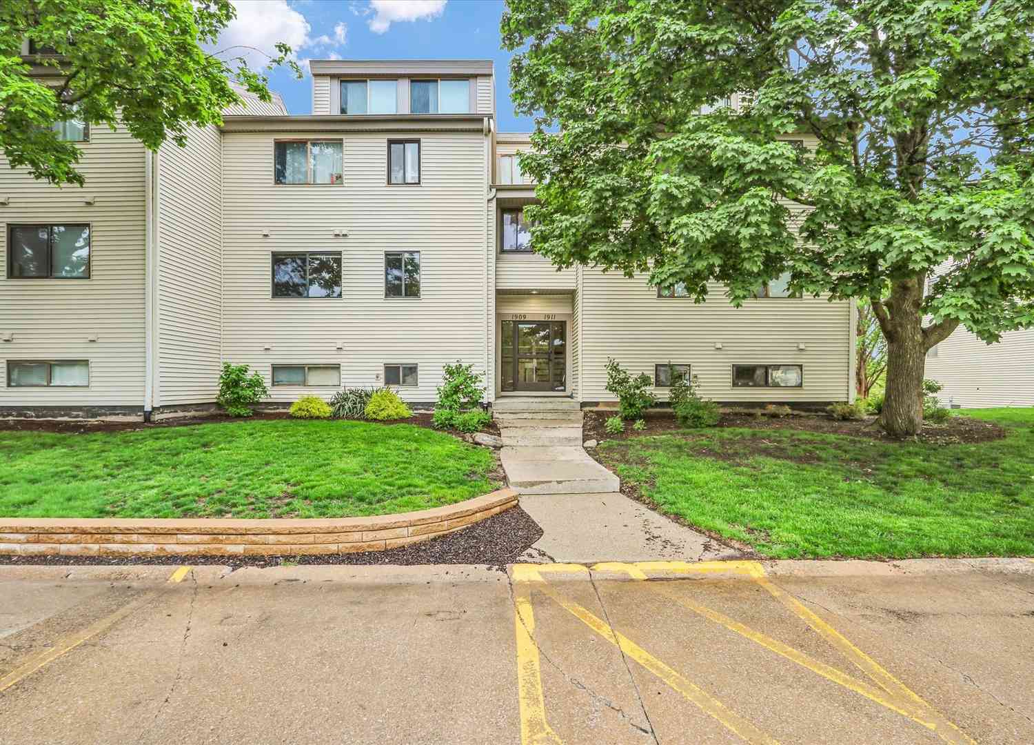 Homes For Sale - 1909 Melrose Drive #B<br/> Champaign, IL 61820
