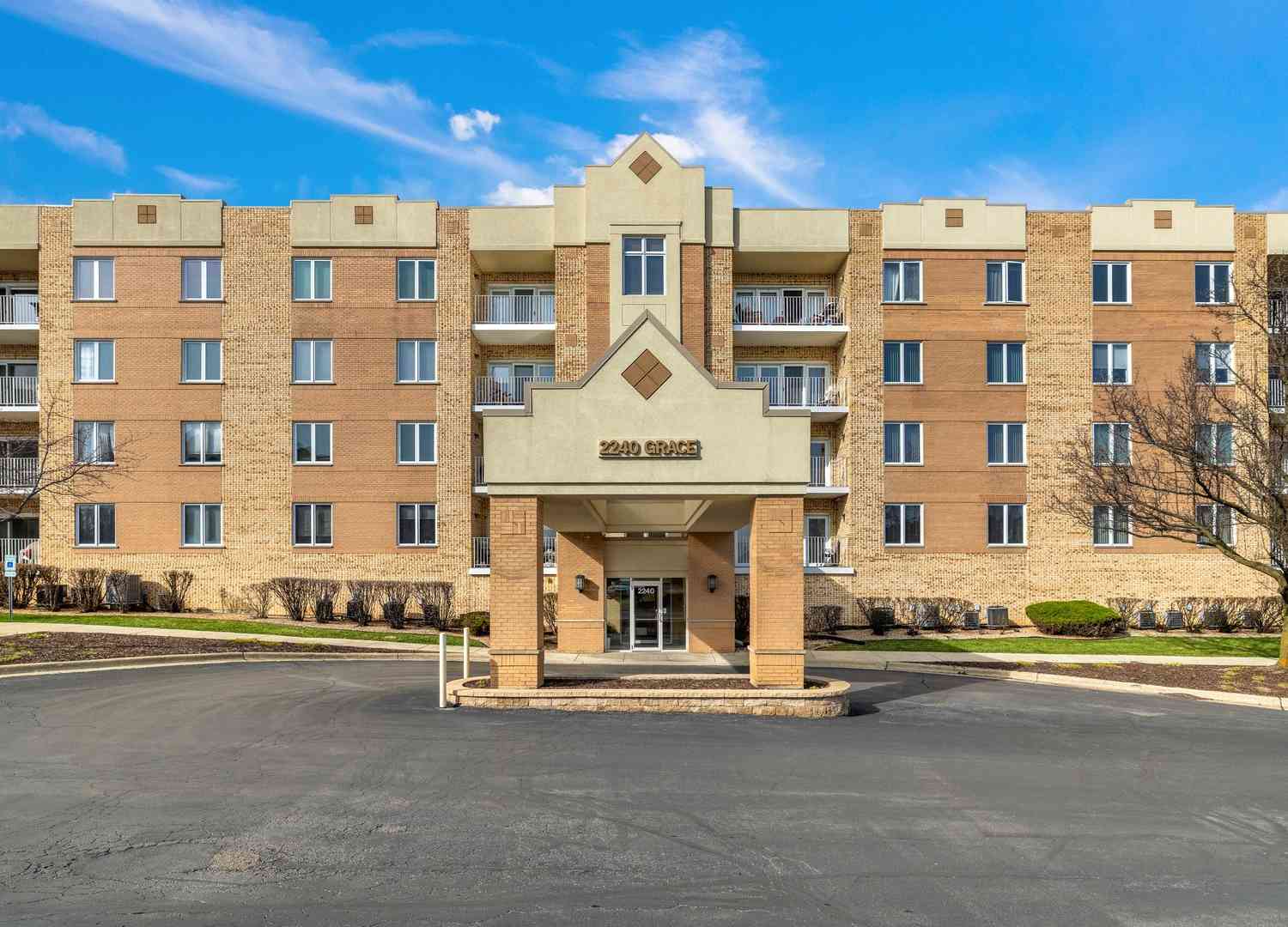 Homes For Sale - 2240 S Grace Street #303<br/> Lombard, IL 60148