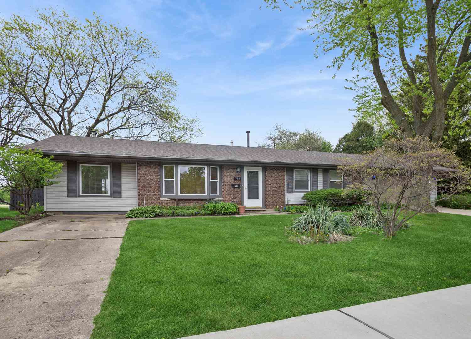 Homes For Sale - 932 W Weathersfield Way<br/> Schaumburg, IL 60193