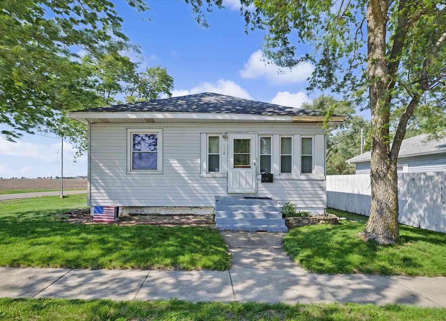 Homes For Sale - 518 W Harrison Street<br/> Douglas County, Villa Grove, IL 61956
