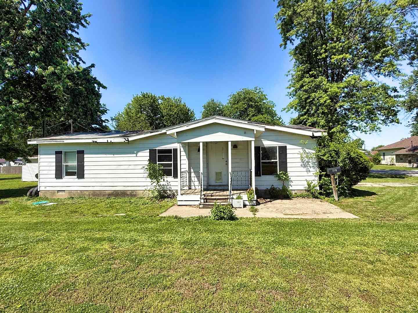 Homes For Sale - 210 Park Avenue<br/> Clay County, Flora, IL 62839