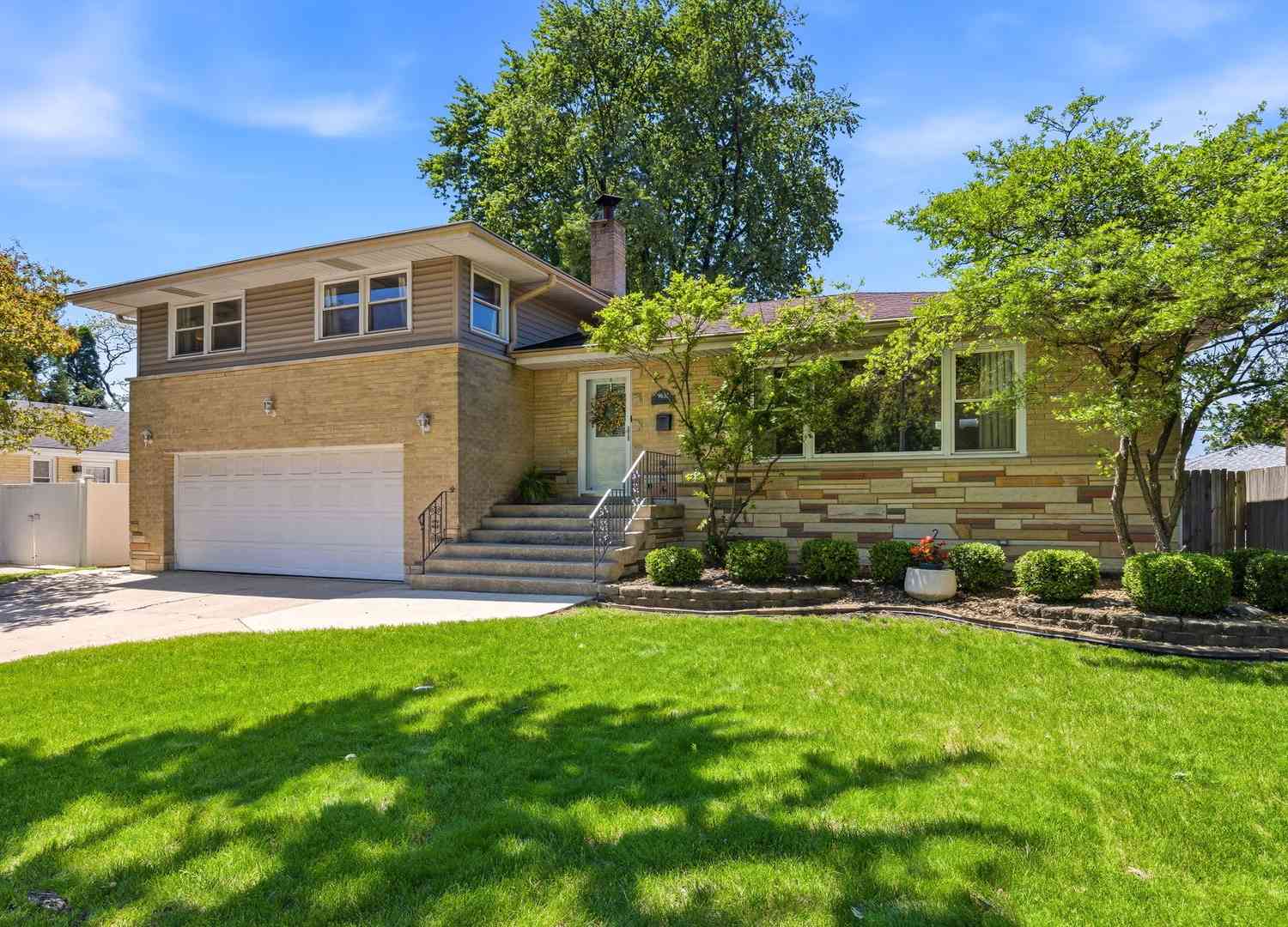 Homes For Sale - 9632 Massasoit Avenue<br/> Oak Lawn, IL 60453