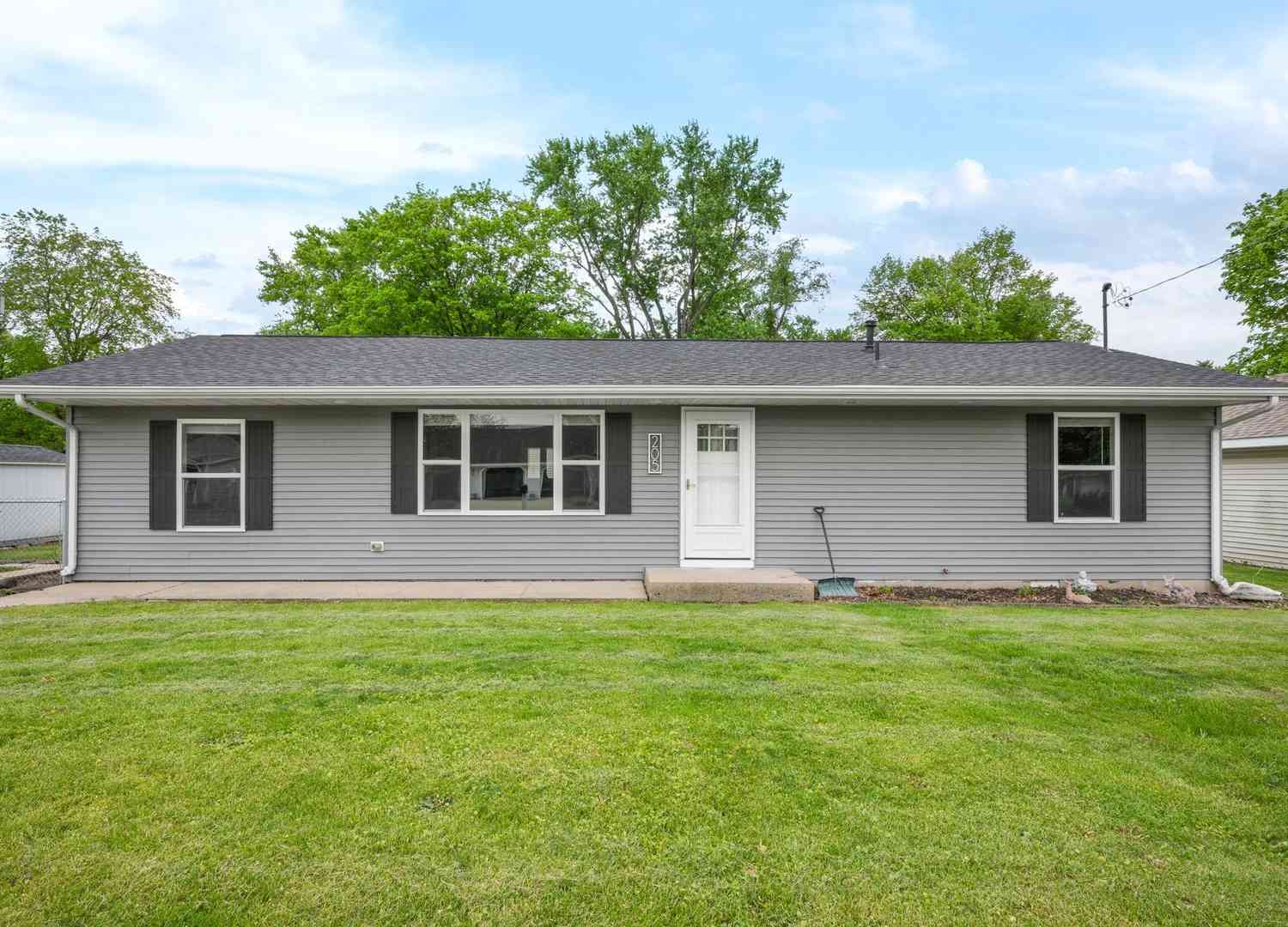 Homes For Sale - 205 E Northline Road<br/> Douglas County, Tuscola, IL 61953