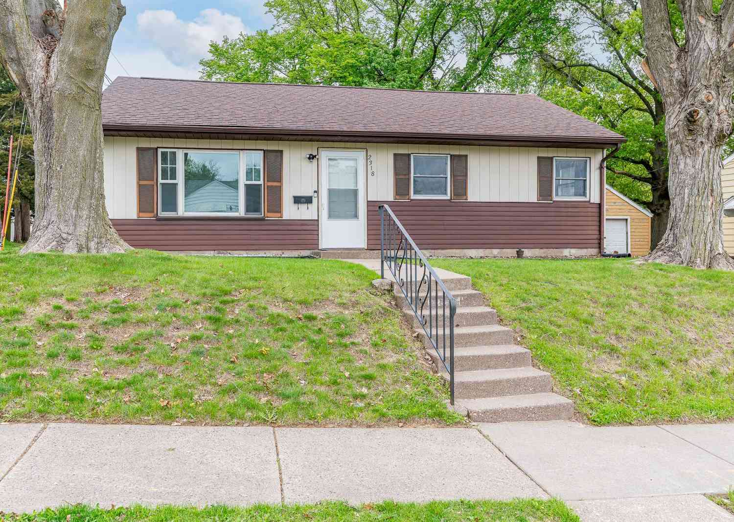 Homes For Sale - 2318 N Sturdevant Street<br/> Davenport, IA 52804