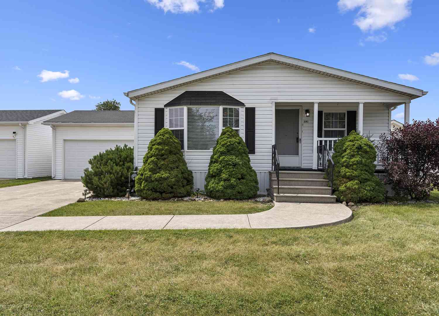 Mobile Home For Sale - 1041 Aspen Drive<br/> Manteno, IL 60950