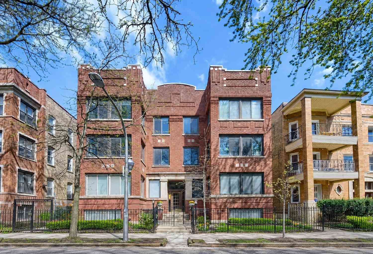 Homes For Sale - 942 W Belle Plaine Avenue #3E<br/> Chicago, IL 60613