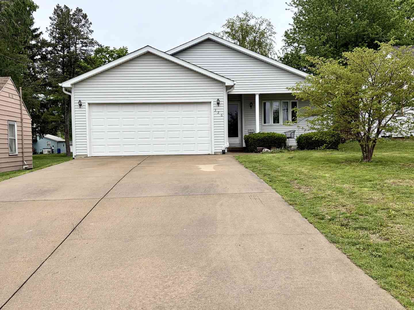 Homes For Sale - 326 W Hight Street<br/> Macon County, Macon, IL 62544