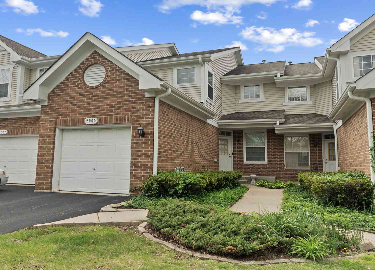 Homes For Sale - 2060 Crossing Court<br/> Lombard, IL 60148