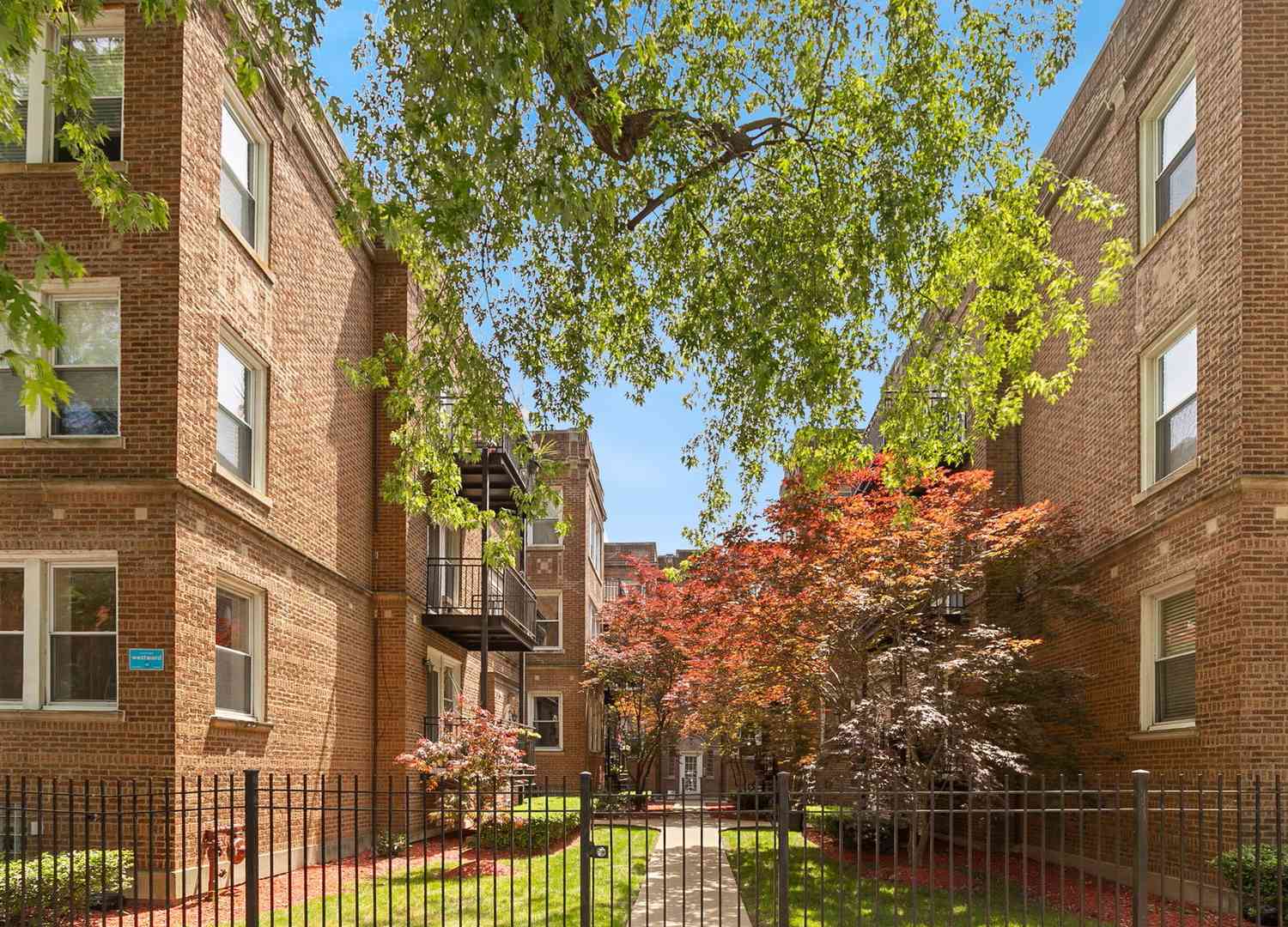 Homes For Sale - 1443 W Victoria Street #1F<br/> Cook County, Chicago, IL 60660