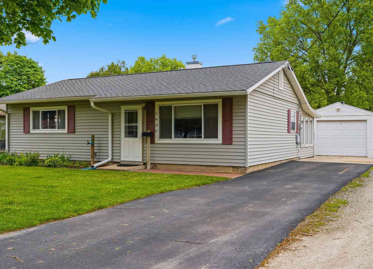 Homes For Sale - 1435 Lanewood Drive<br/> Lee County, Dixon, IL 61021