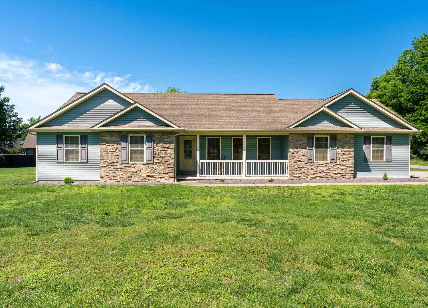 Homes For Sale - 1100 Samantha Drive<br/> Williamson County, Carterville, IL 62918