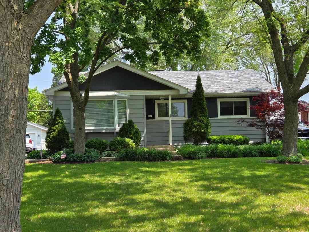 Homes For Sale - 215 Brice Avenue<br/> Mundelein, IL 60060