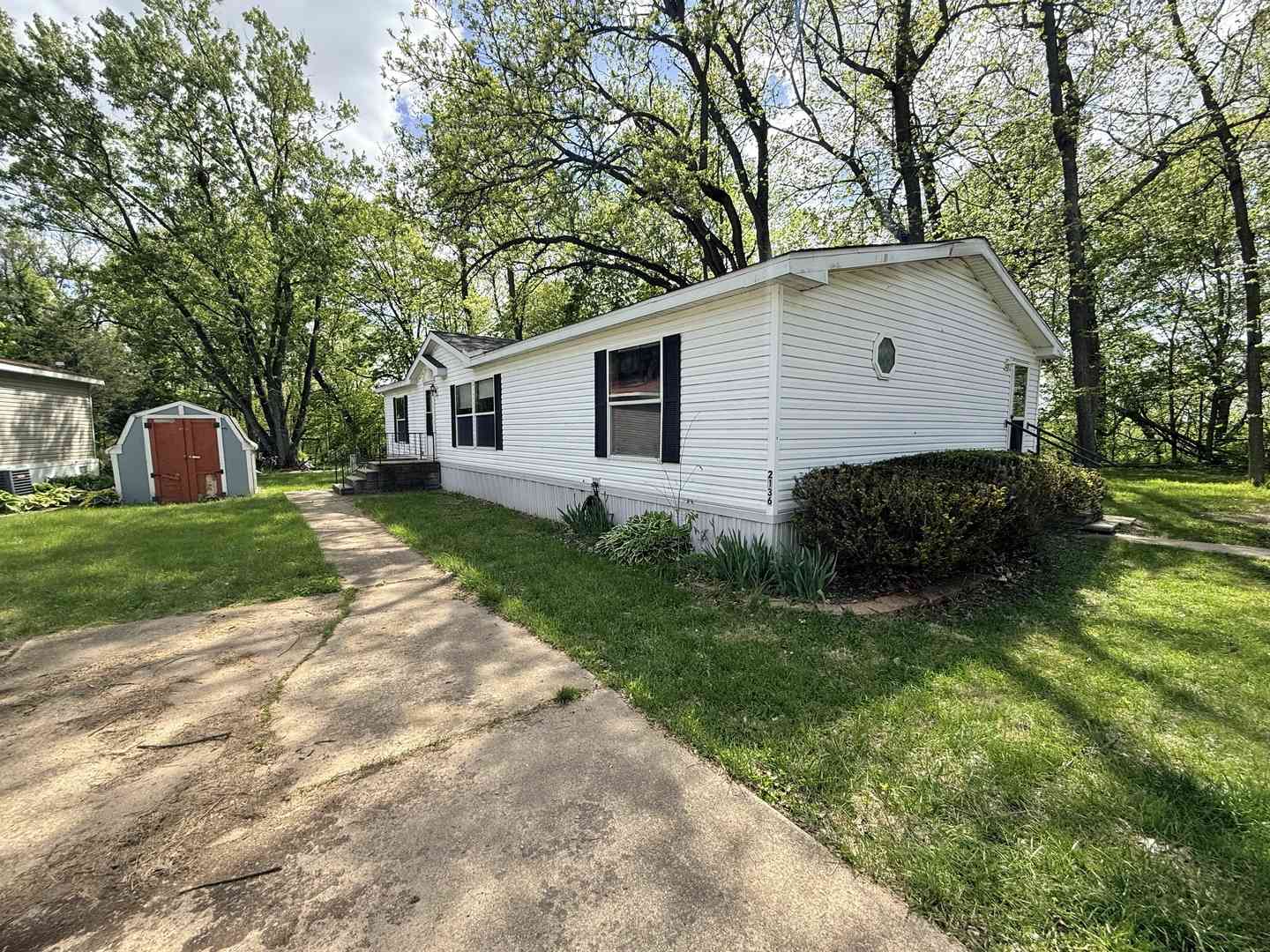 Mobile Home For Sale - 2136 Hillview Drive<br/> Princeton, IL 61356