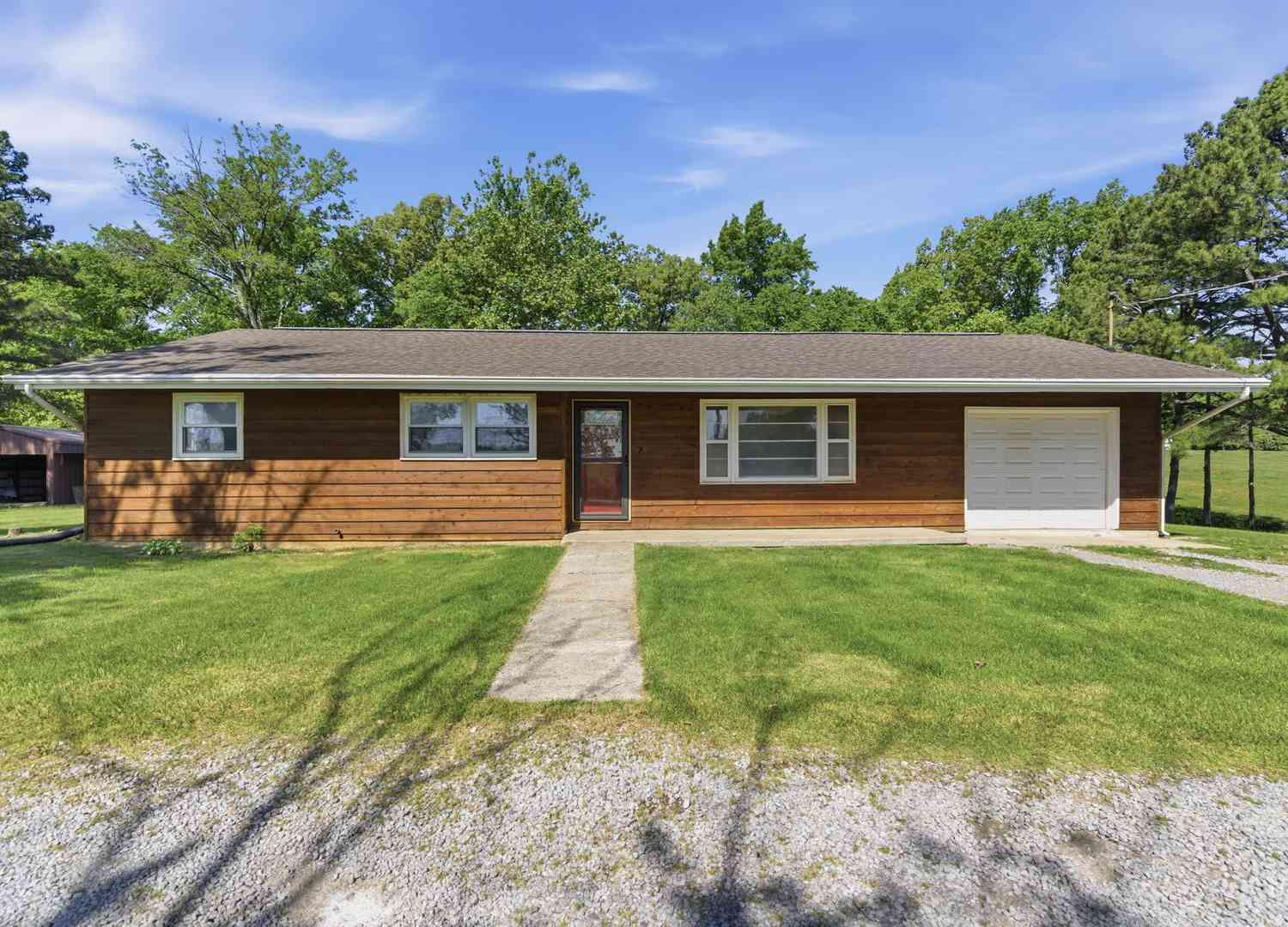 Homes For Sale - 2585 Market Road<br/> Williamson County, Marion, IL 62959