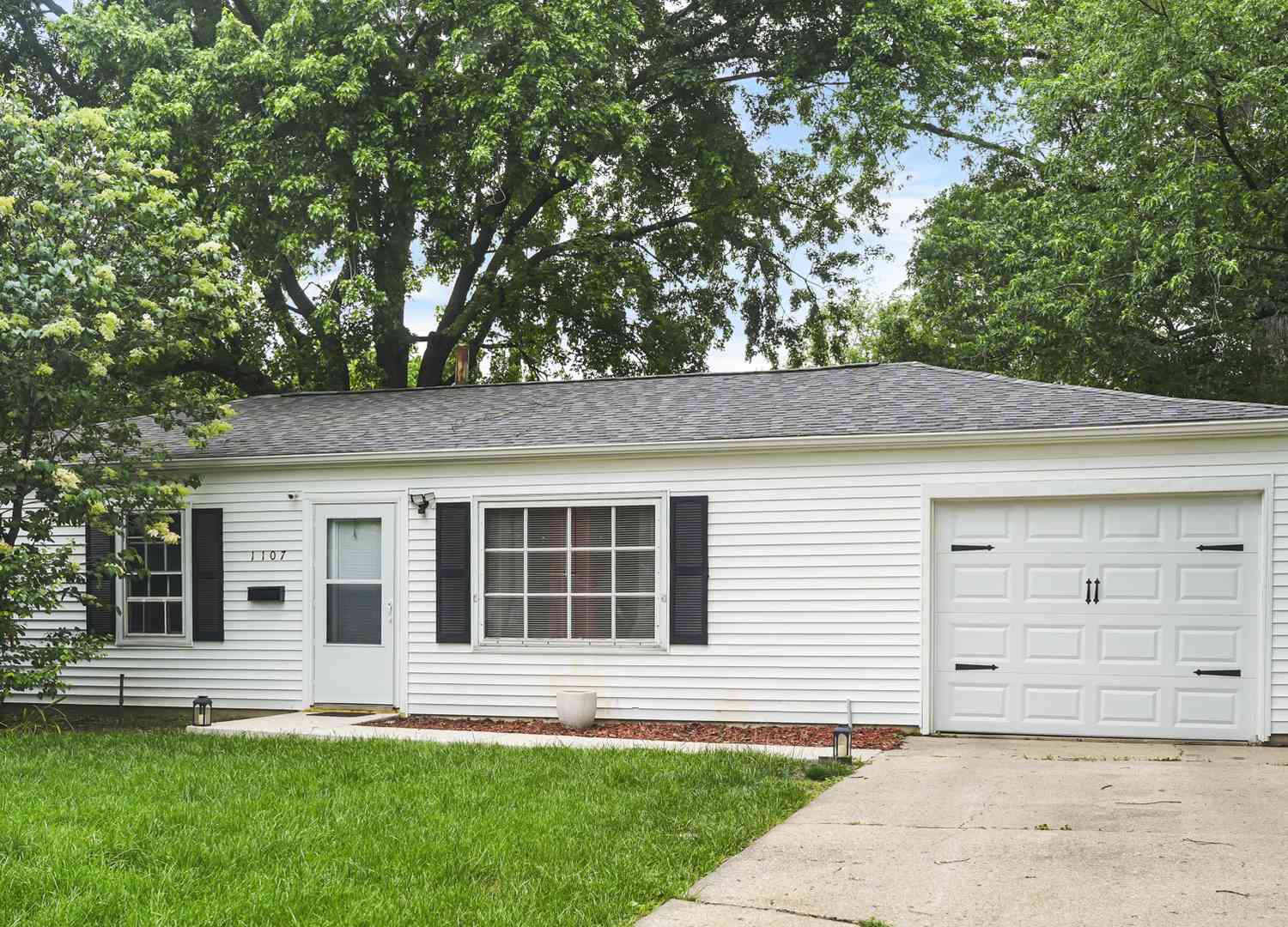 Homes For Sale - 1107 N Highlands Drive<br/> Champaign County, Urbana, IL 61801