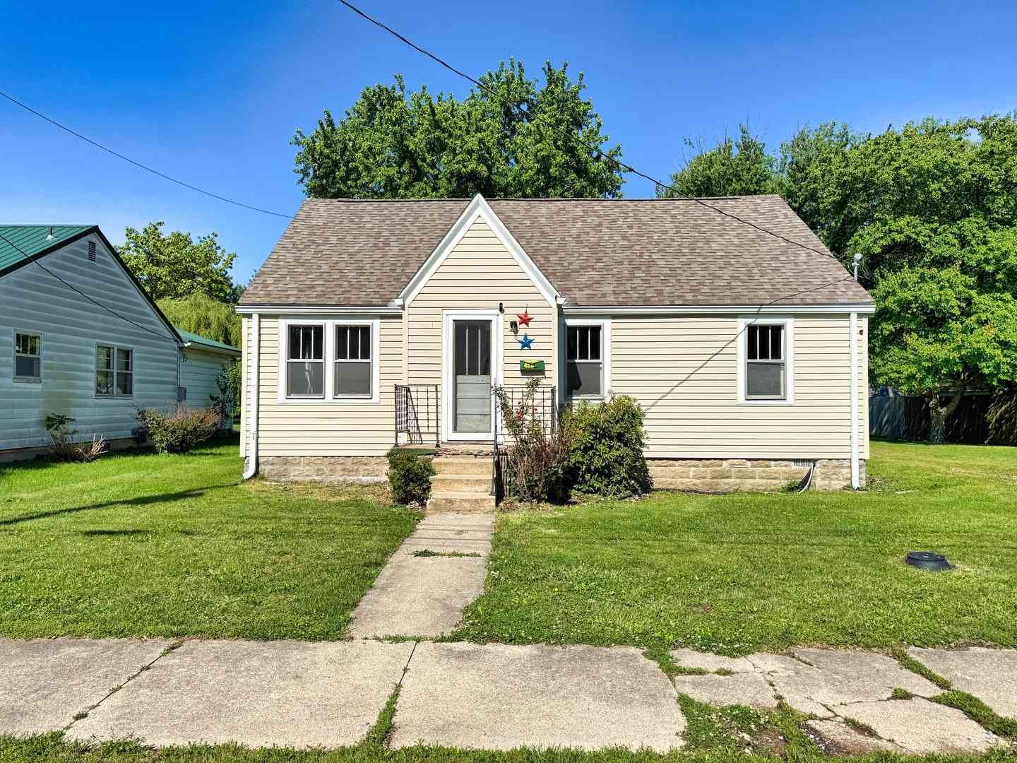 Homes For Sale - 426 S Locust Street<br/> Clay County, Flora, IL 62839