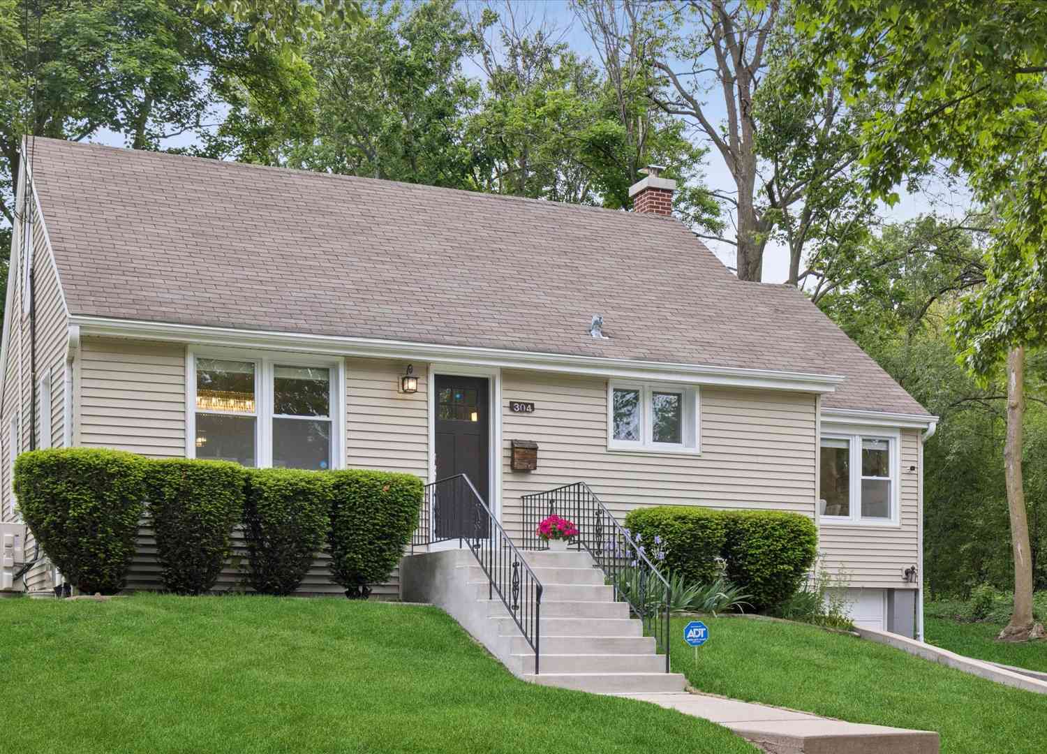 Homes For Sale - 304 Bryant Avenue<br/> Glen Ellyn, IL 60137