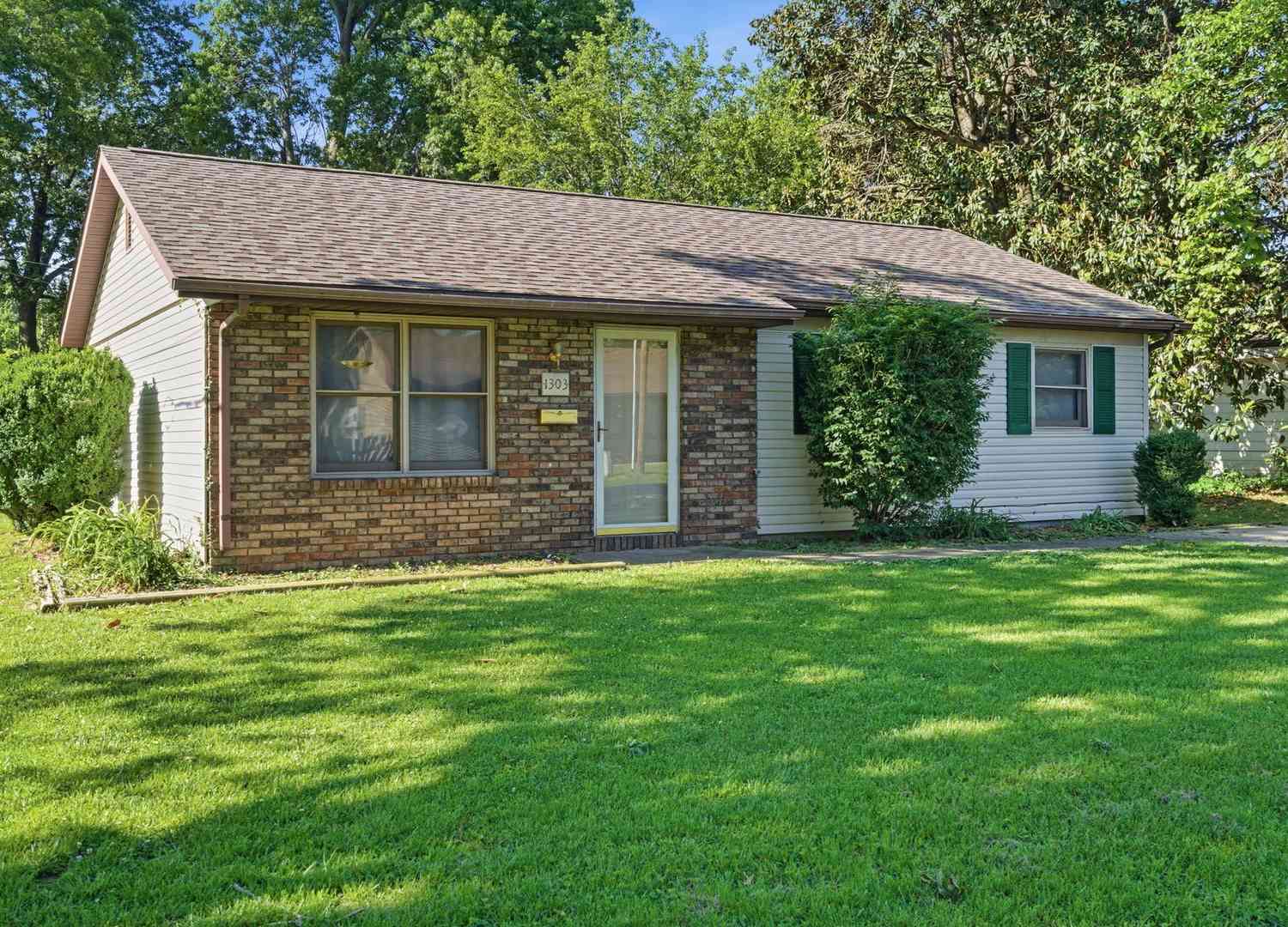 Homes For Sale - 1303 W Prairie Street<br/> Williamson County, Marion, IL 62959