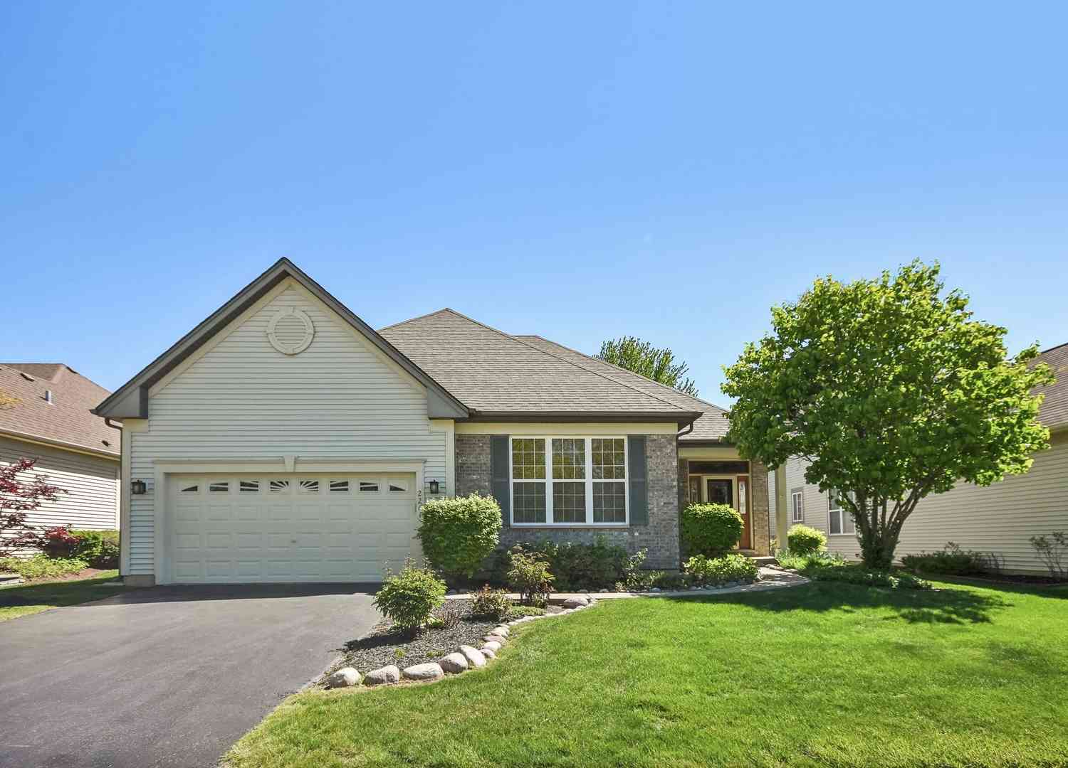 Homes For Sale - 2261 Creekwood Drive<br/> Mundelein, IL 60060