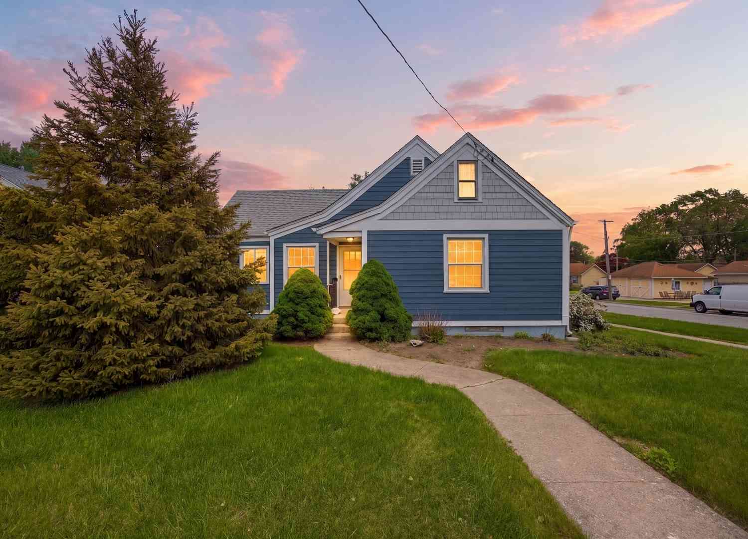 Homes For Sale - 555 S Liberty Street<br/> Kane County, Elgin, IL 60120