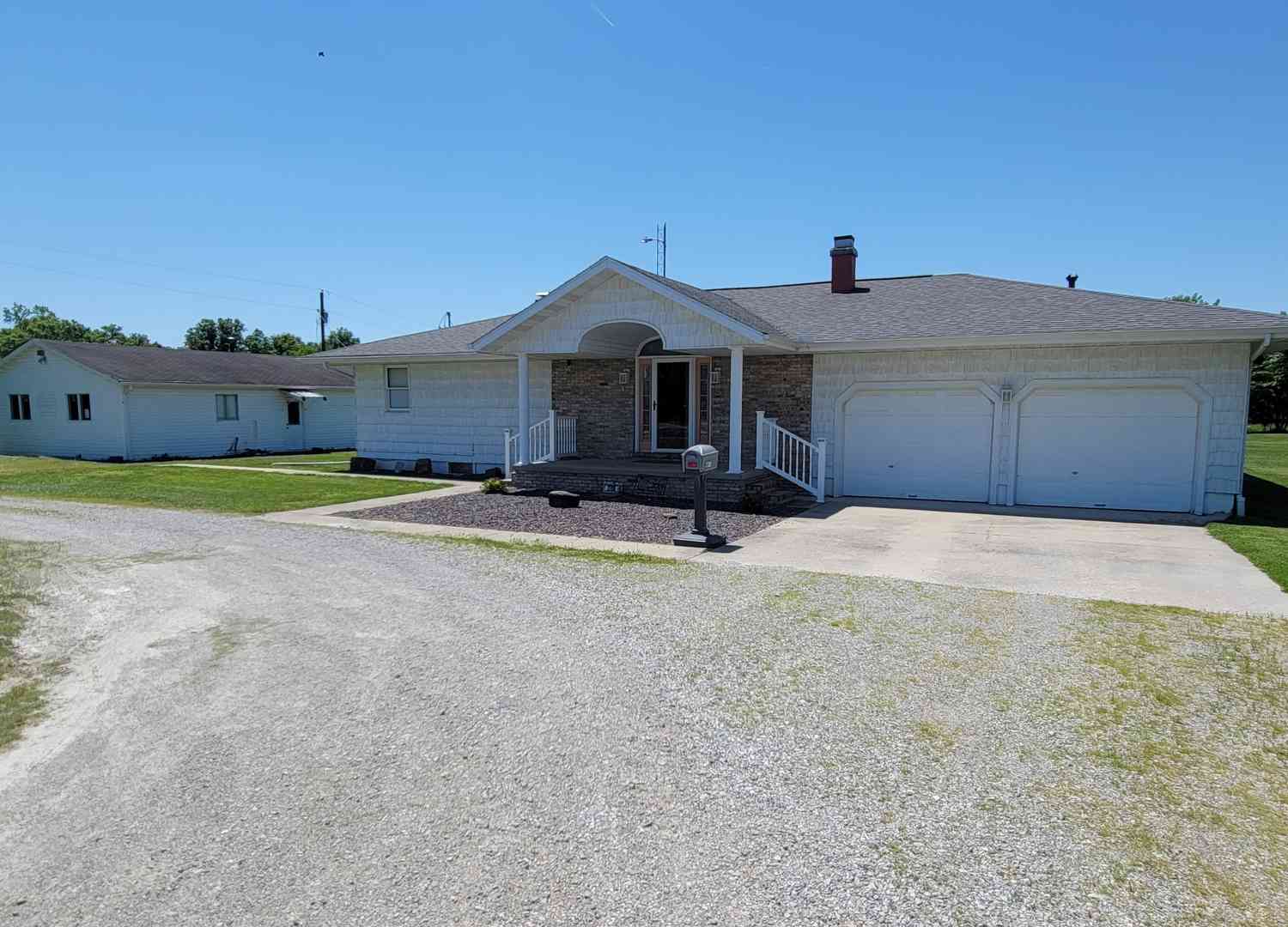 Homes For Sale - 2705 S Broadway Avenue<br/> Marion County, Salem, IL 62881