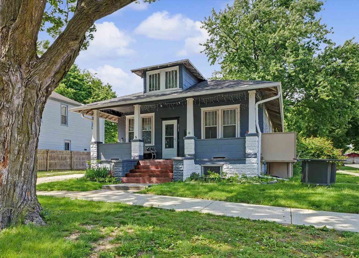 Homes For Sale - 212 E Hill Street<br/> Champaign, IL 61820