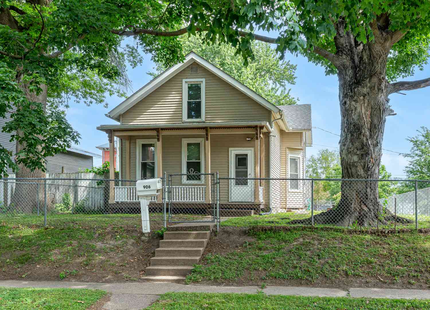 Homes For Sale - 906 W 14th Street<br/> Davenport, IA 52804