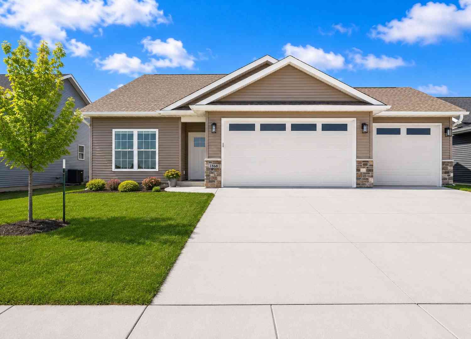 Homes For Sale - 1868 Redbud Circle<br/> Eldridge, IA 52748