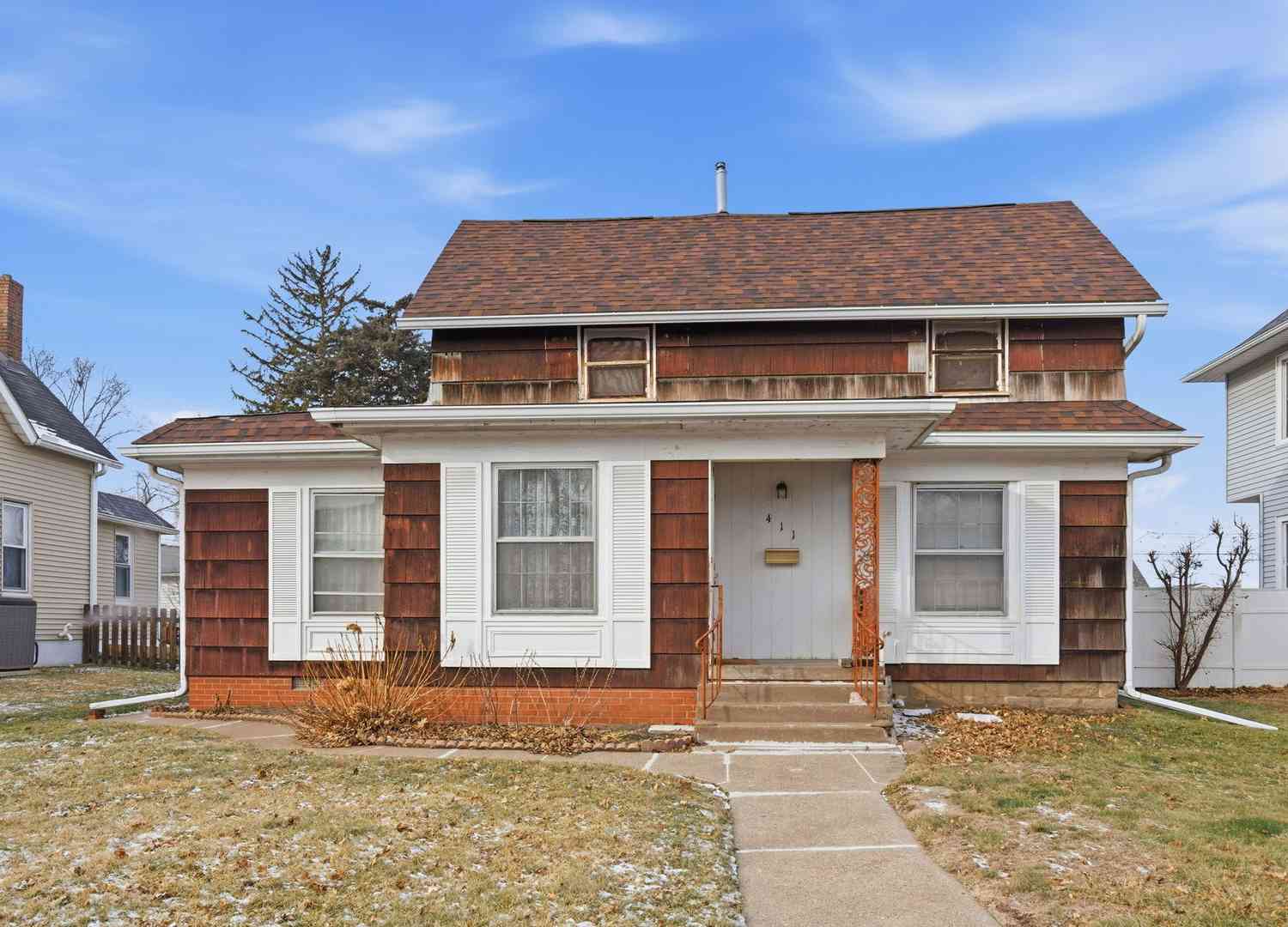 Homes For Sale - 411 39th Street<br/> Moline, IL 51265