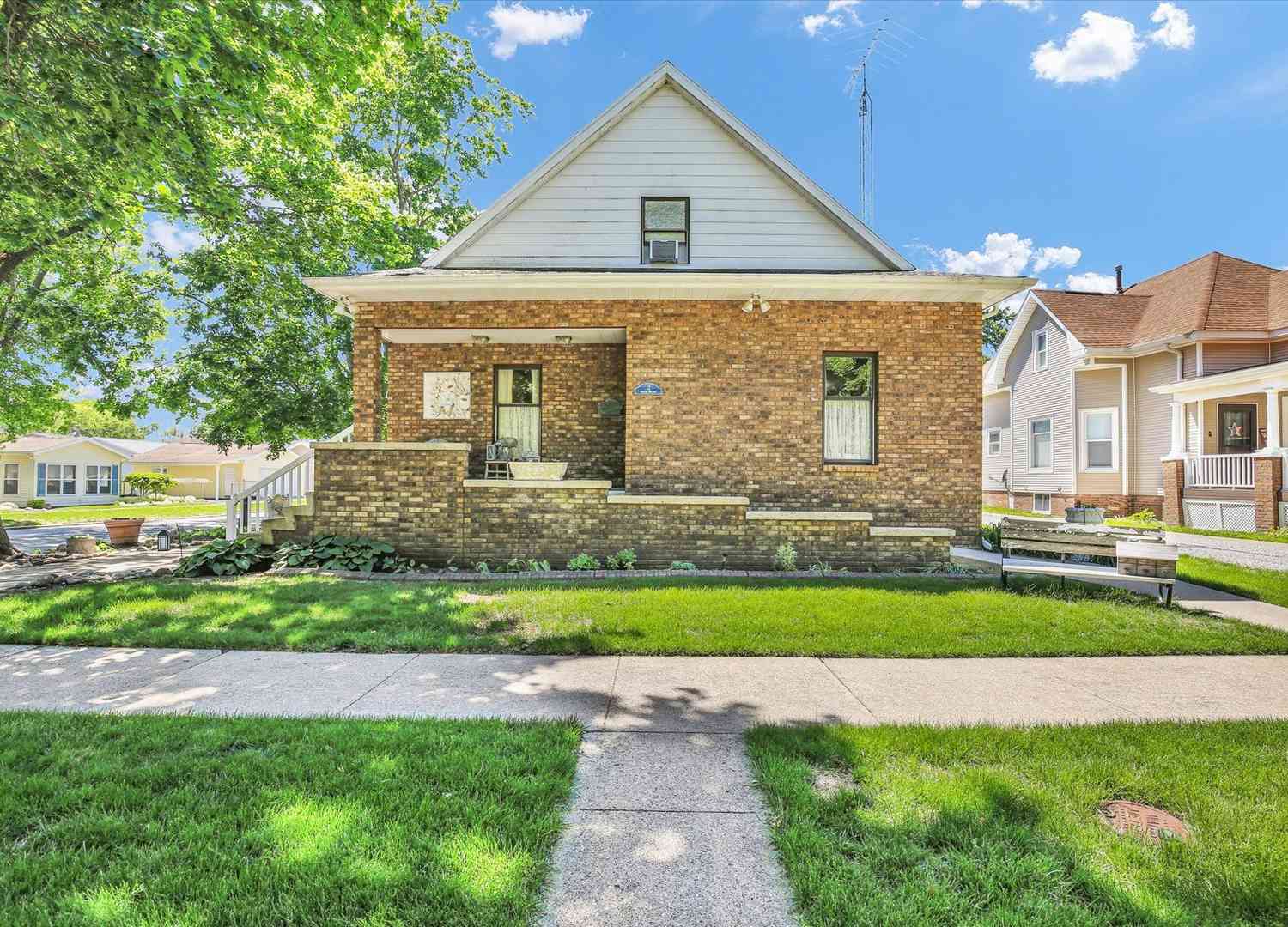 Homes For Sale - 12 S Walnut Street<br/> Douglas County, Villa Grove, IL 61956