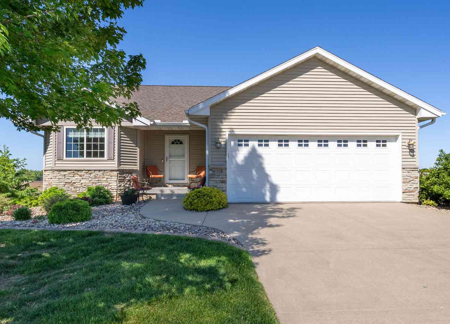 Homes For Sale - 602 E Sheridan Drive<br/> Eldridge, IA 52748