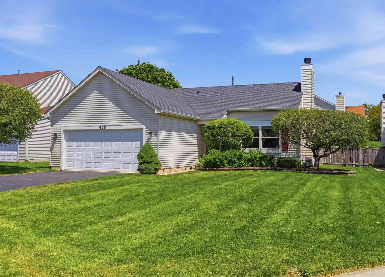 Homes For Sale - 425 Hobart Drive<br/> South Elgin, IL 60177