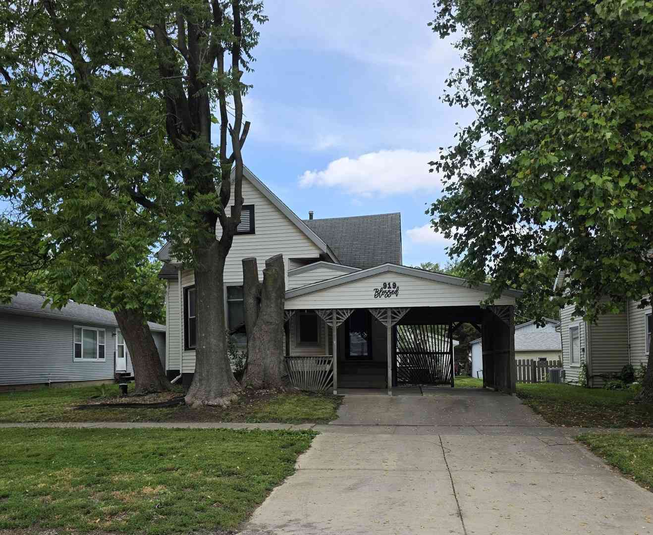 Homes For Sale - 919 E Johnson Street<br/> Dewitt County, Clinton, IL 61727