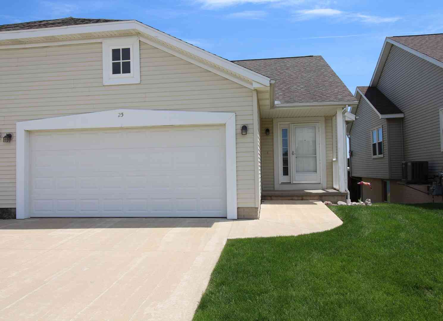 Homes For Sale - 25 Oak Park Road<br/> Mclean County, Bloomington, IL 61701