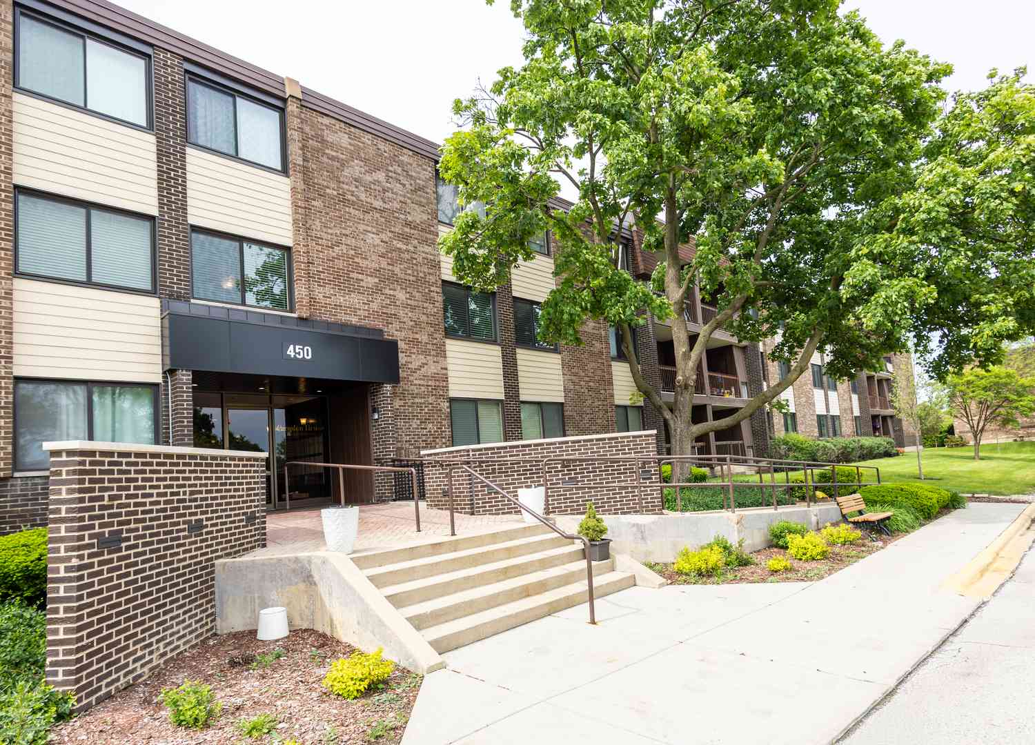 Homes For Sale - 450 Raintree Court #2B<br/> Glen Ellyn, IL 60137