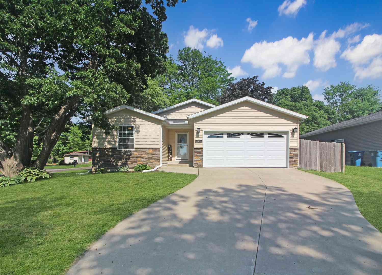 Homes For Sale - 402 S Mclean Street<br/> Hudson, IL 61748