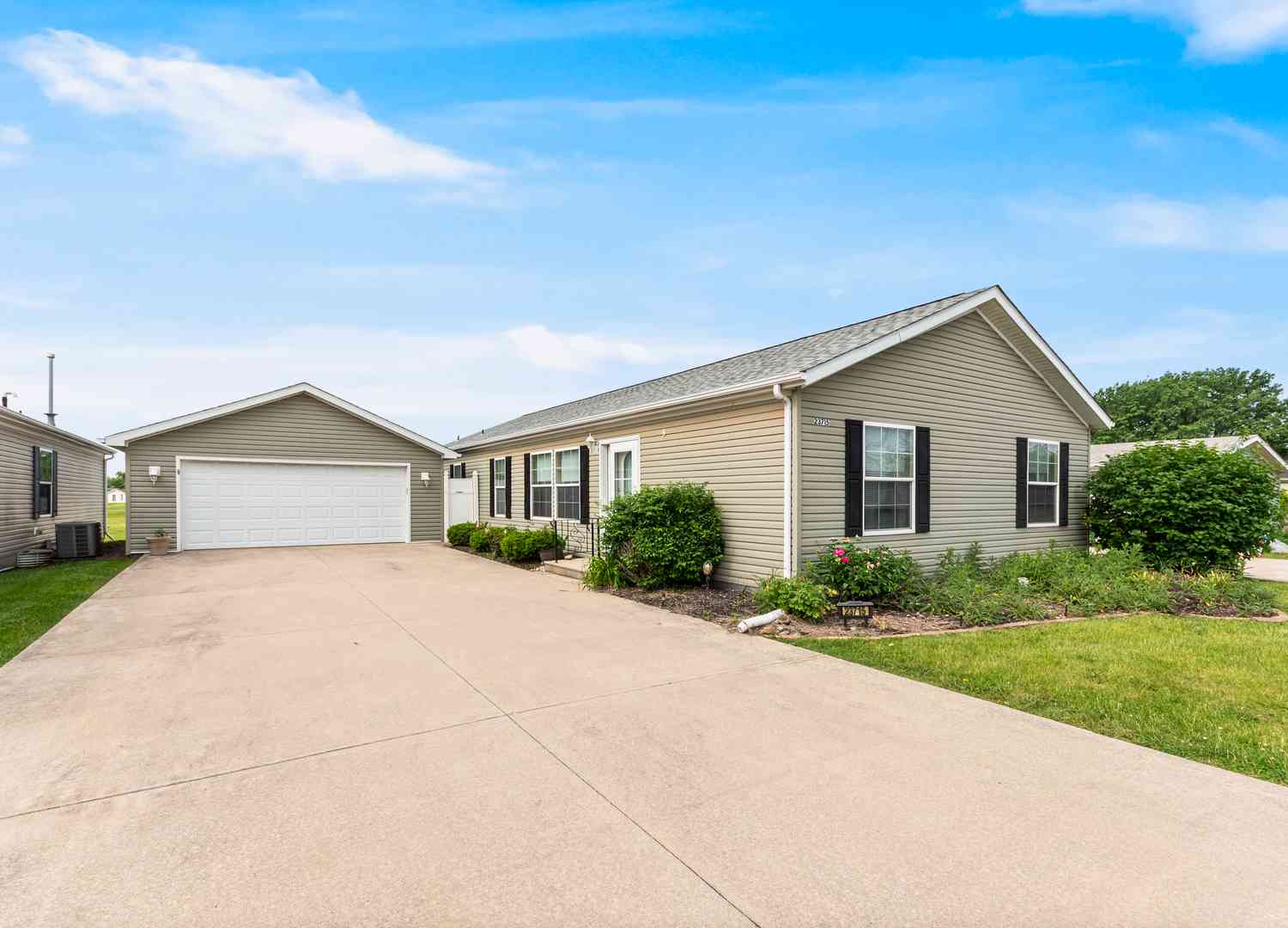 Mobile Home For Sale - 23715 W Lakepoint Drive<br/> Channahon, IL 60410